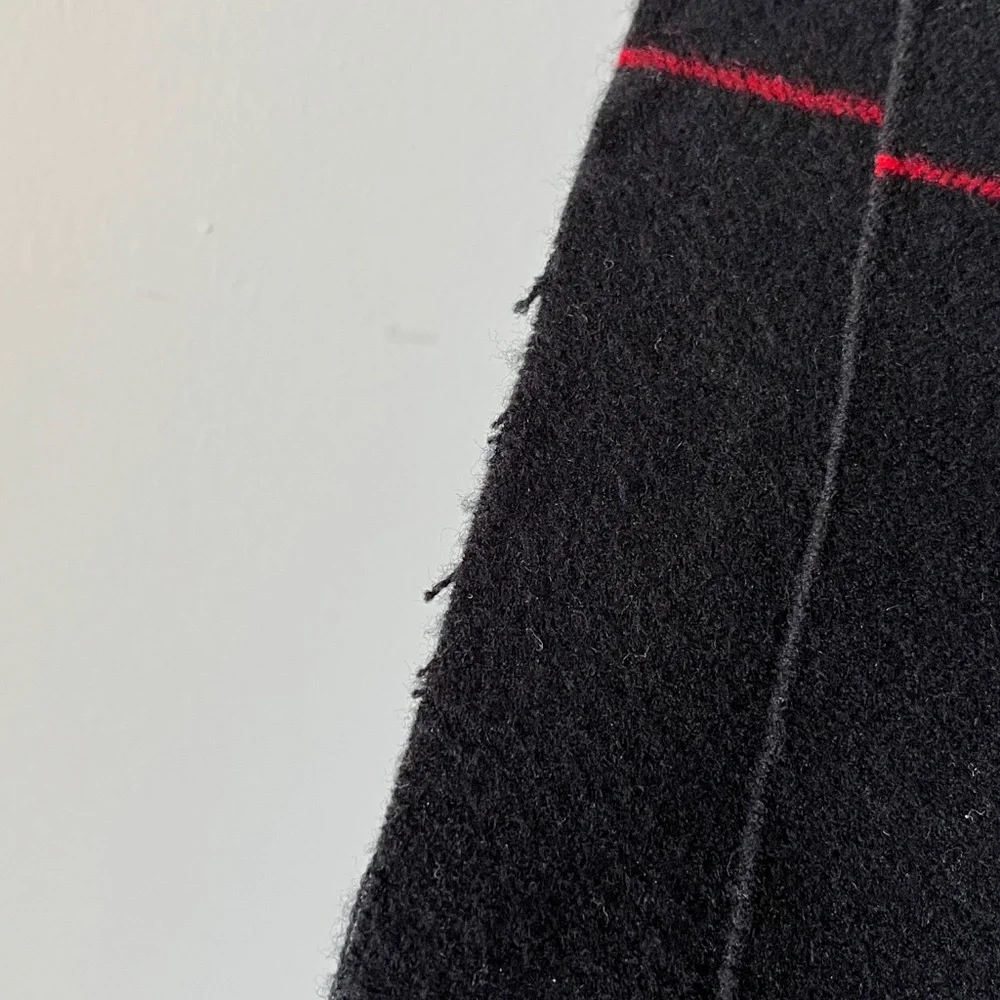Cashmere-blend large scarf/wrap, in black, white, and red, like new, 28 x 70 in - Picture 11 of 11